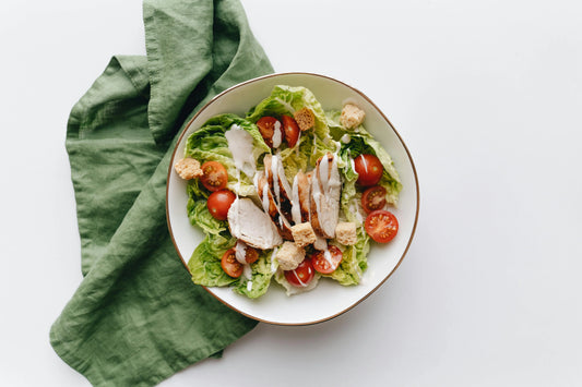 Ensalada César con pollo, huevo duro y crutones